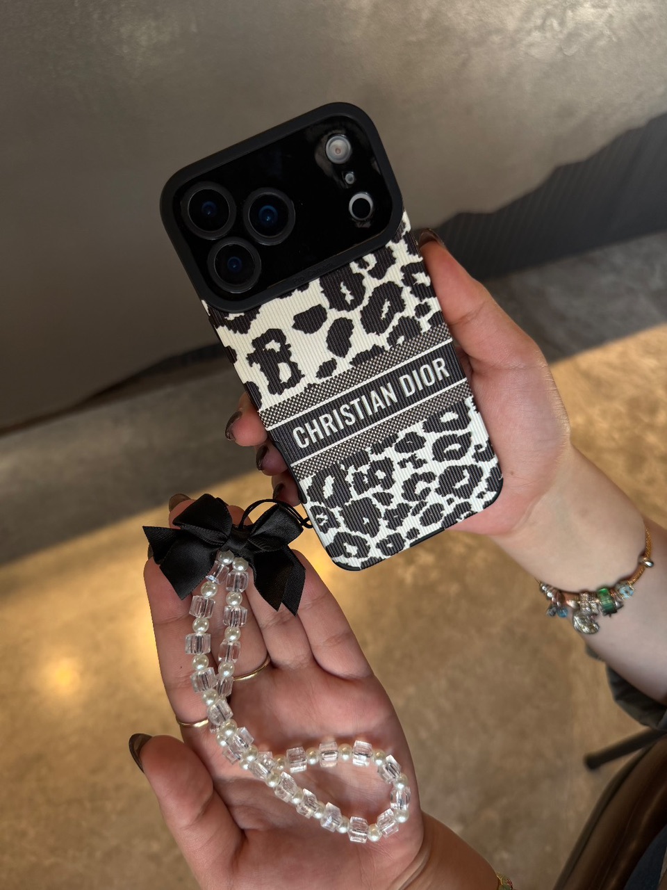 قاب گوشی آیفون DIOR black/white همراه بند