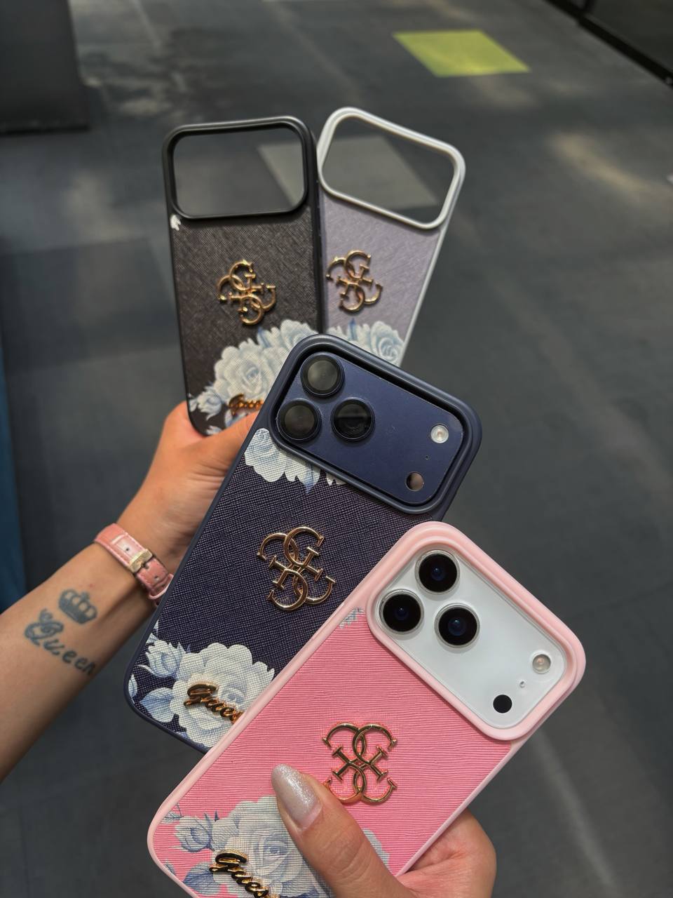قاب گوشی آیفون flowers guess